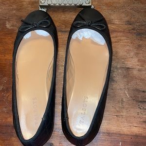 Gorgeous classy black quilted black leather flats. Size 8.5 excellent condition.